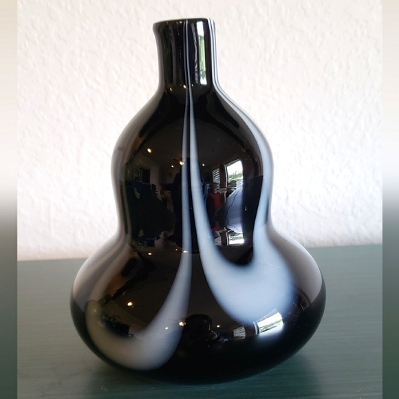 Vintage Handblown Art Glass Mid-Century Modern Retro Black & White Wavy 70 Vase - Picture 3 of 10